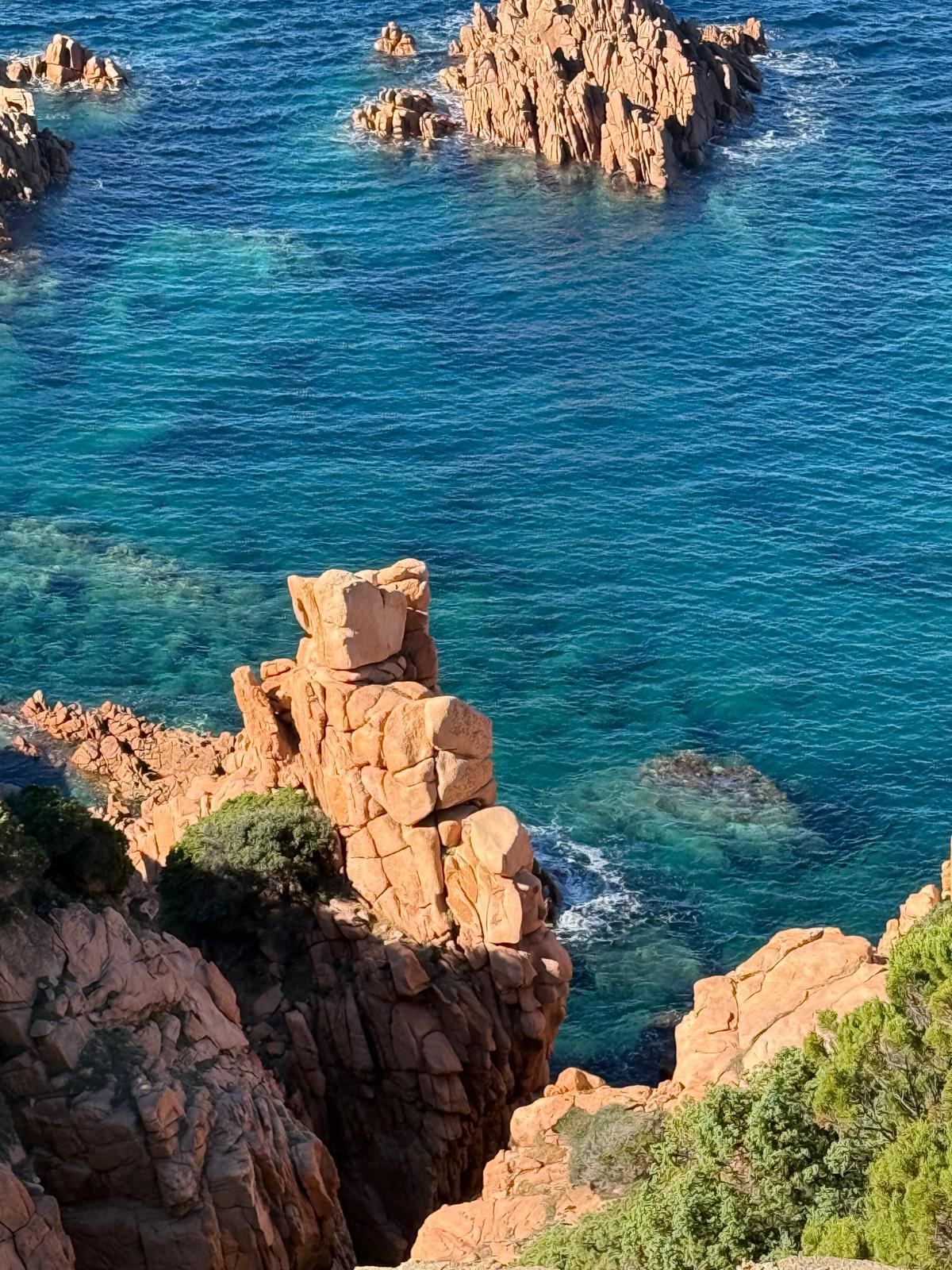 Turkusowa woda i skały Costa Paradiso