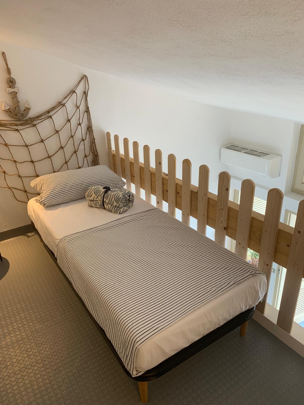 Antresola z łóżkami pojedynczymi w apartamencie