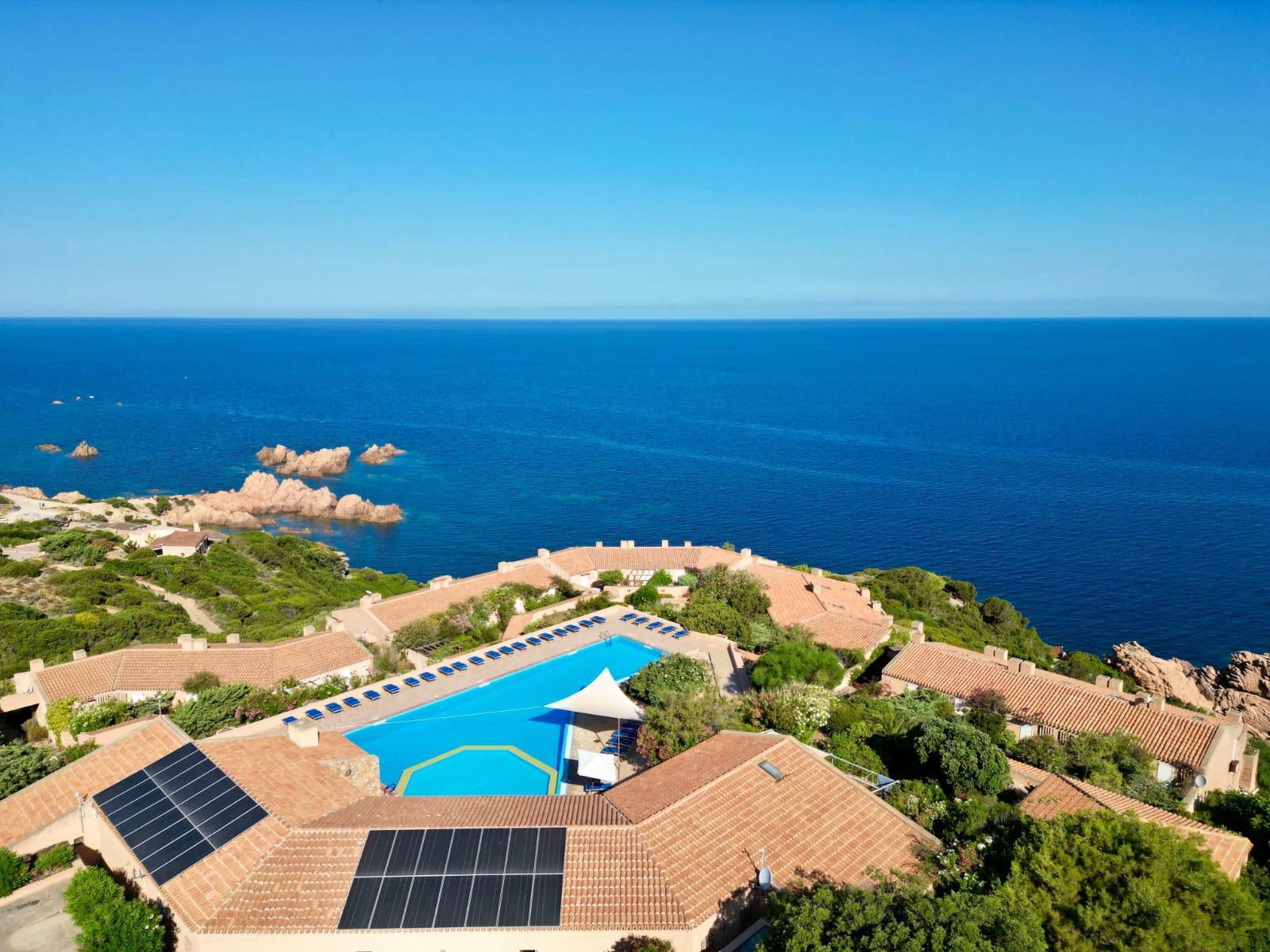 Basen i widok na morze w Costa Paradiso